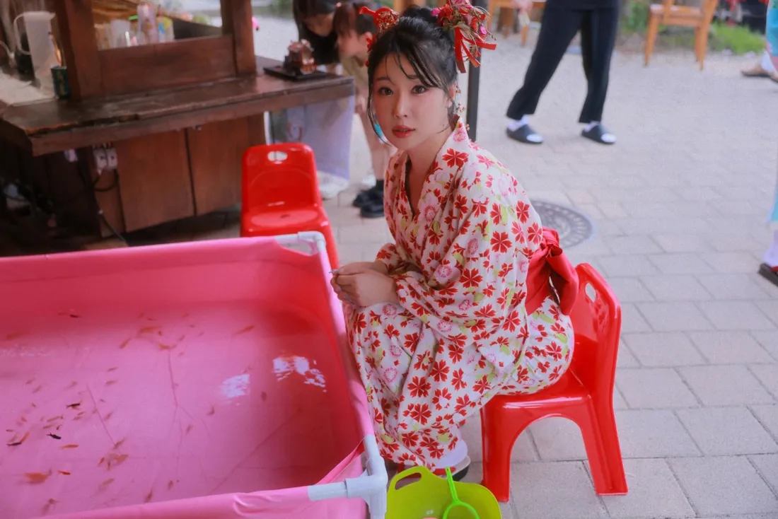 和服少女手机壁纸｜户外场景背景图片 - 红衣和服写真「哲风壁纸」