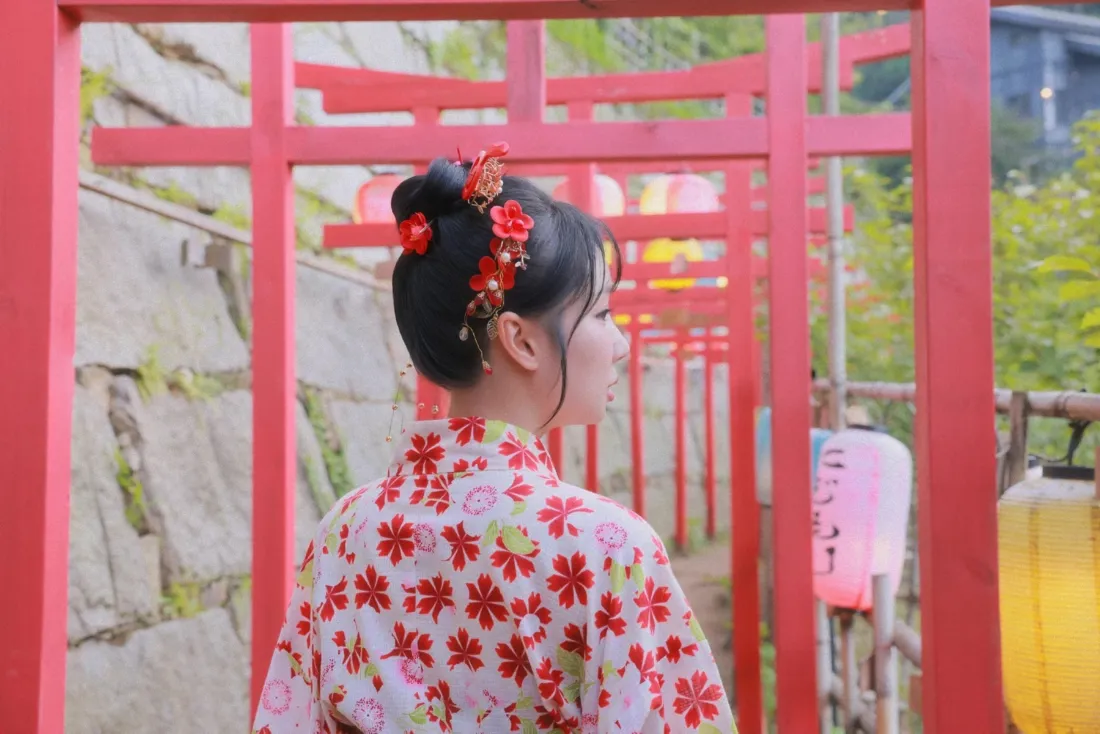 和服女子手机壁纸｜红色鸟居背景图 - 日式和风写真「哲风壁纸」