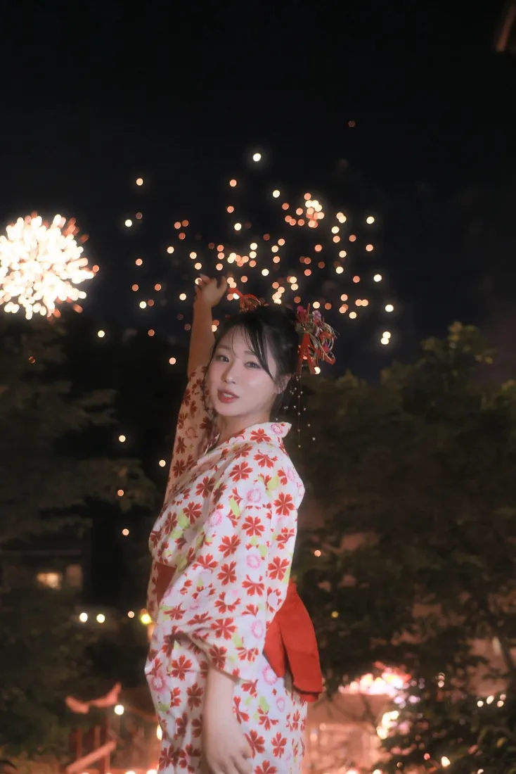 和服少女手机壁纸｜烟花夜景背景图片 - 日式写真「哲风壁纸」