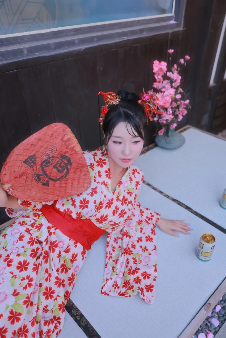红衣和服写真手机壁纸｜日式背景图 - 樱花扇子「哲风壁纸」
