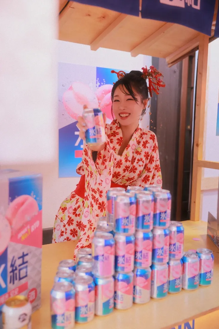 和服美女促销写真手机壁纸｜饮料堆背景图片 - 展示活动「哲风壁纸」