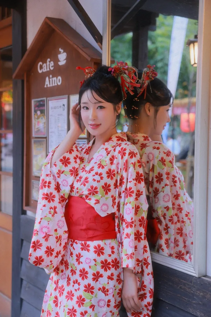 红花和服美女手机壁纸｜日式咖啡馆背景 - 写真「哲风壁纸」