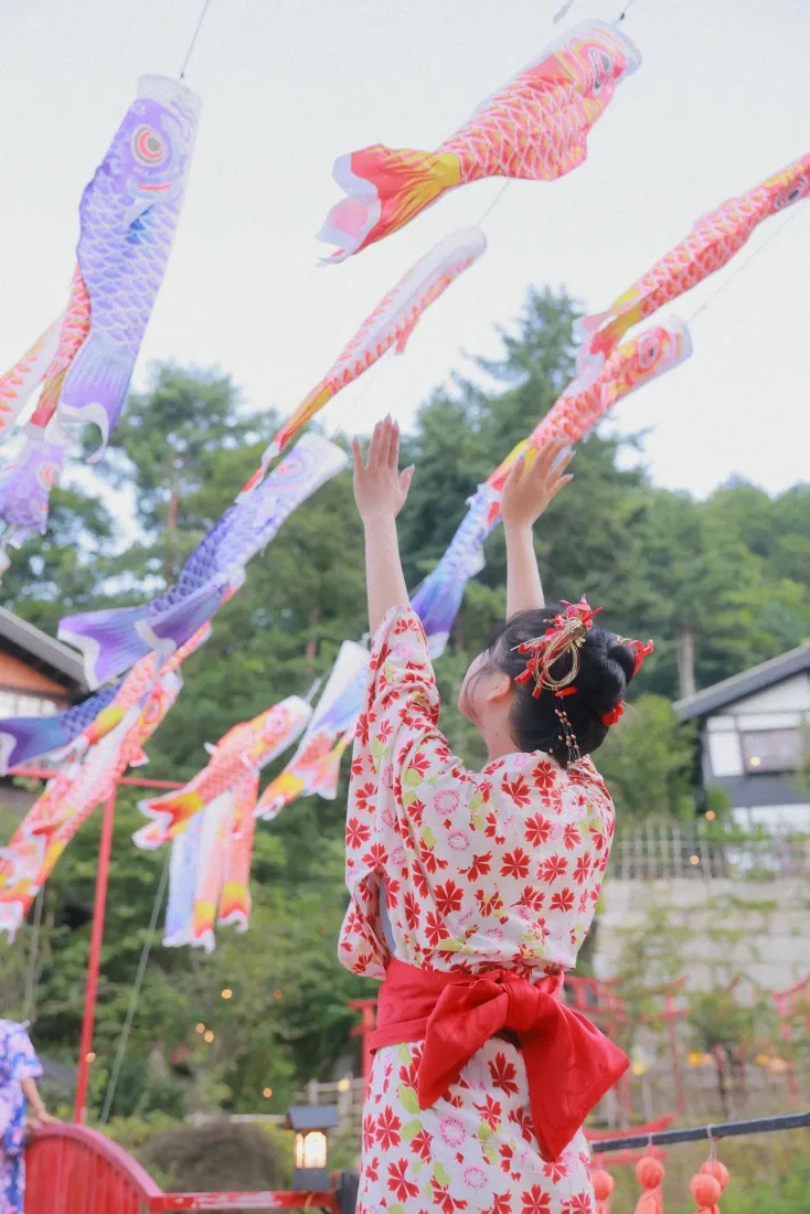 和服少女手机壁纸｜鲤鱼旗背景图片 - 日式传统写真「哲风壁纸」