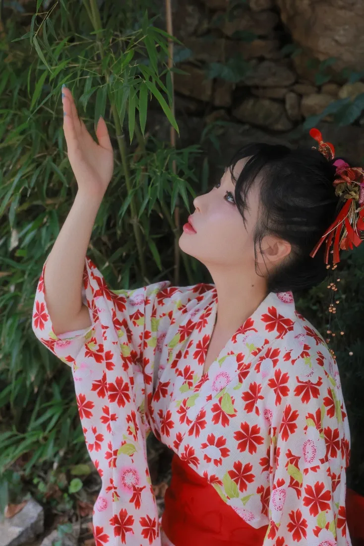 红衣少女和服手机壁纸｜竹子背景图片 - 日式写真「哲风壁纸」