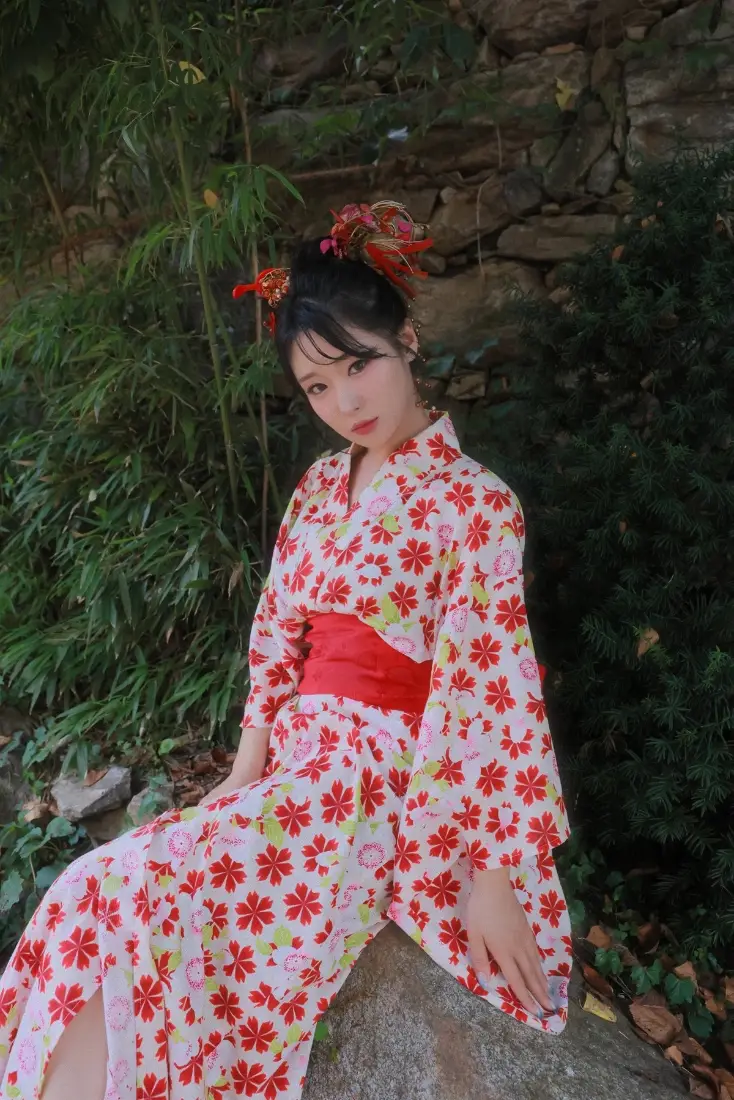 和服手机壁纸｜绿植背景图片 - 红衣和服少女写真「哲风壁纸」