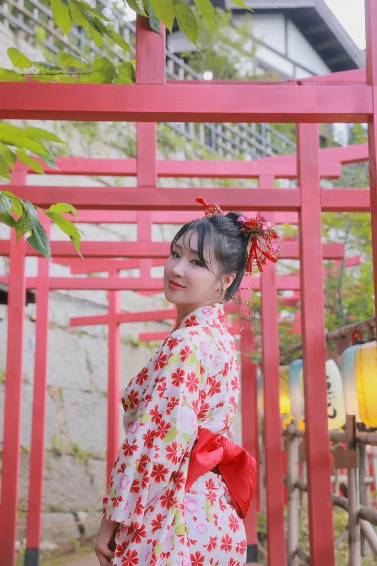和服美女手机壁纸｜红色鸟居背景图片 - 樱花和服写真「哲风壁纸」