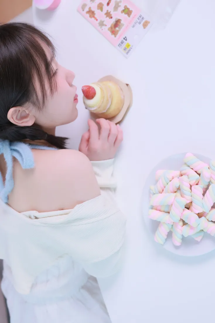浅衣蓝丝带少女手机壁纸｜甜品背景图 - 吃蛋糕零食「哲风壁纸」