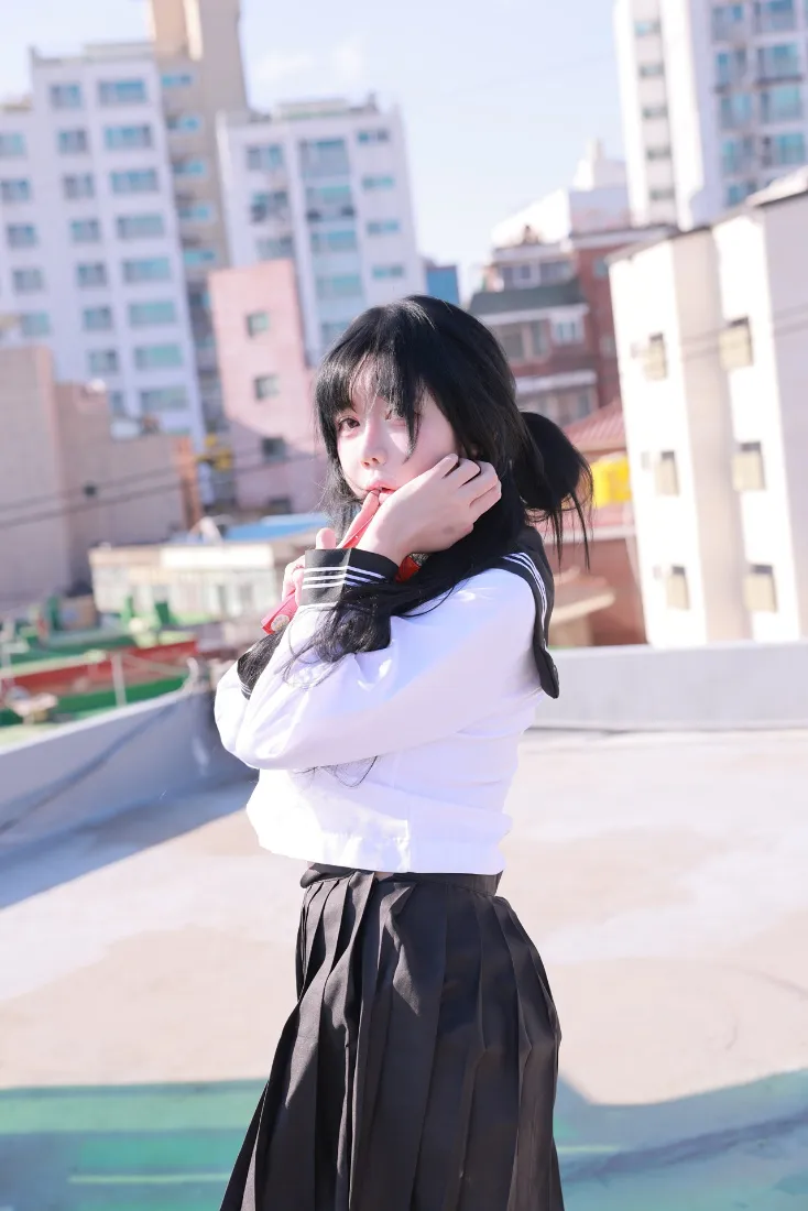 少女手机壁纸｜城市天台背景图片 - 清新户外美女「哲风壁纸」