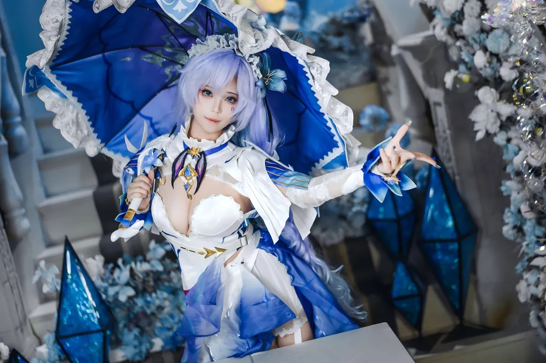 5k紫发coser壁纸｜蓝白背景 - 华丽服饰美女cos「哲风壁纸」