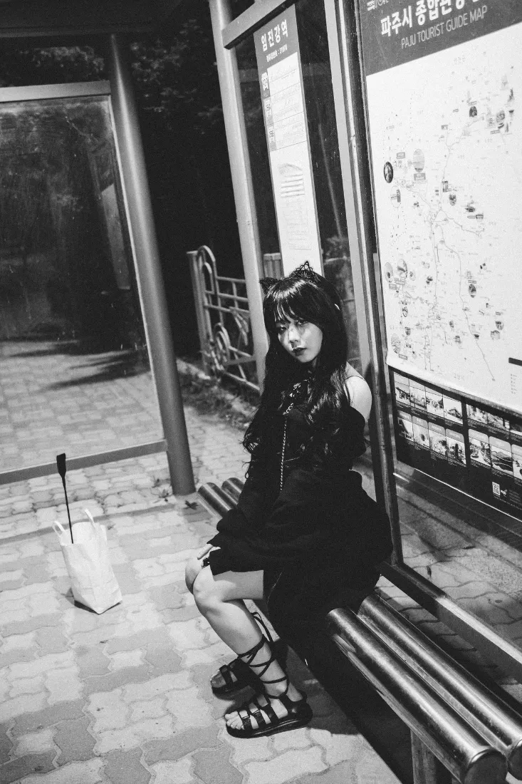 黑白色公交站女孩手机壁纸｜夜景背景图片 - 长椅包包「哲风壁纸」