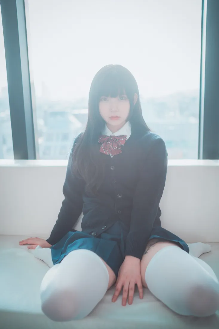 JK制服少女手机壁纸｜韩国居家背景图片 - 窗边沙发「哲风壁纸」