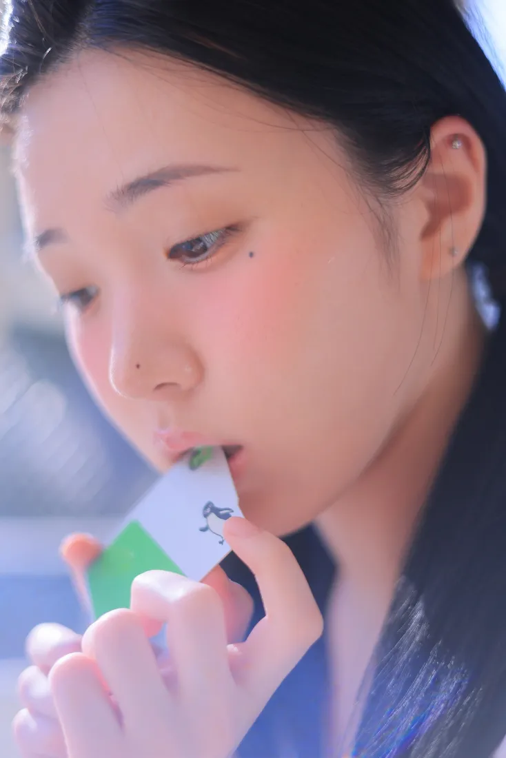 美女手机壁纸｜阳光下背景图片 - 美女写真手持物品「哲风壁纸」