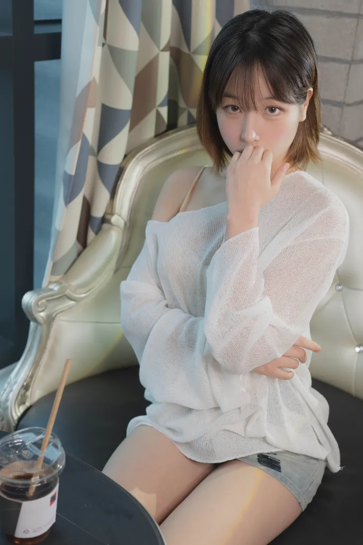 美女写真手机壁纸｜咖啡店背景图片 - 白色上衣短裤「哲风壁纸」