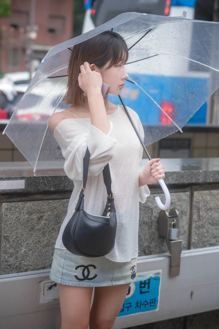 女生手机壁纸｜雨天背景图片 - 透明伞街景「哲风壁纸」
