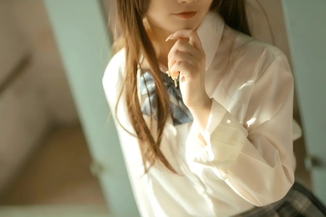 5kJK制服壁纸｜浅绿背景图片 - 长发女生「哲风壁纸」