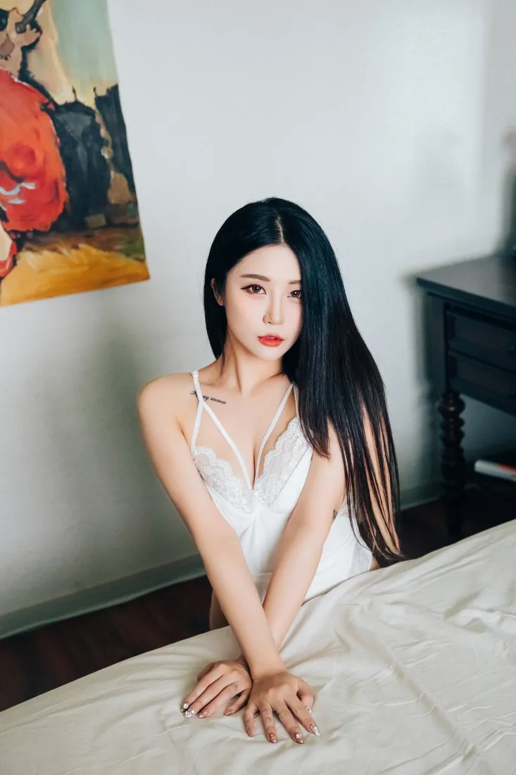 韩国美女手机壁纸｜居家背景图片 - 白色吊带 长发 红唇「哲风壁纸」