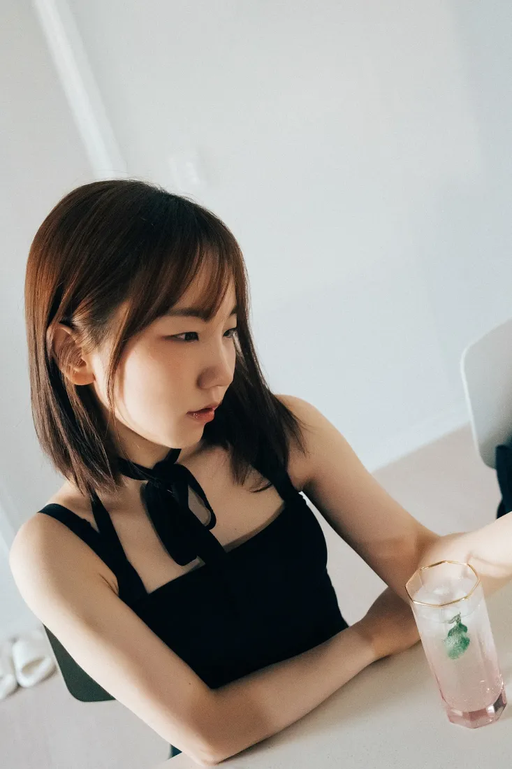 短发女生手机壁纸｜居家背景图片 - 黑色吊带休息「哲风壁纸」