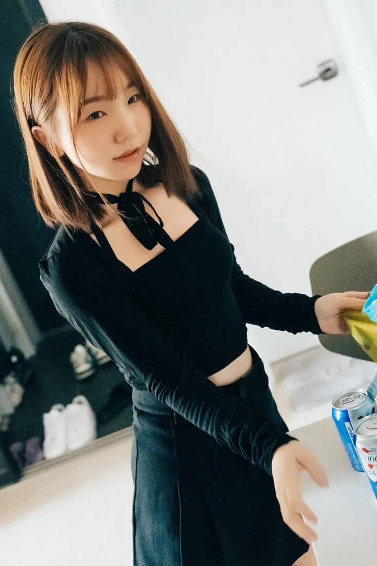 黑衣女生手机壁纸｜居家背景图片 - 超市购物「哲风壁纸」