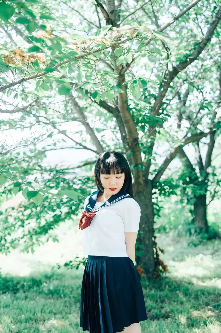 JK制服手机壁纸｜户外背景图片 - 清新树林少女「哲风壁纸」