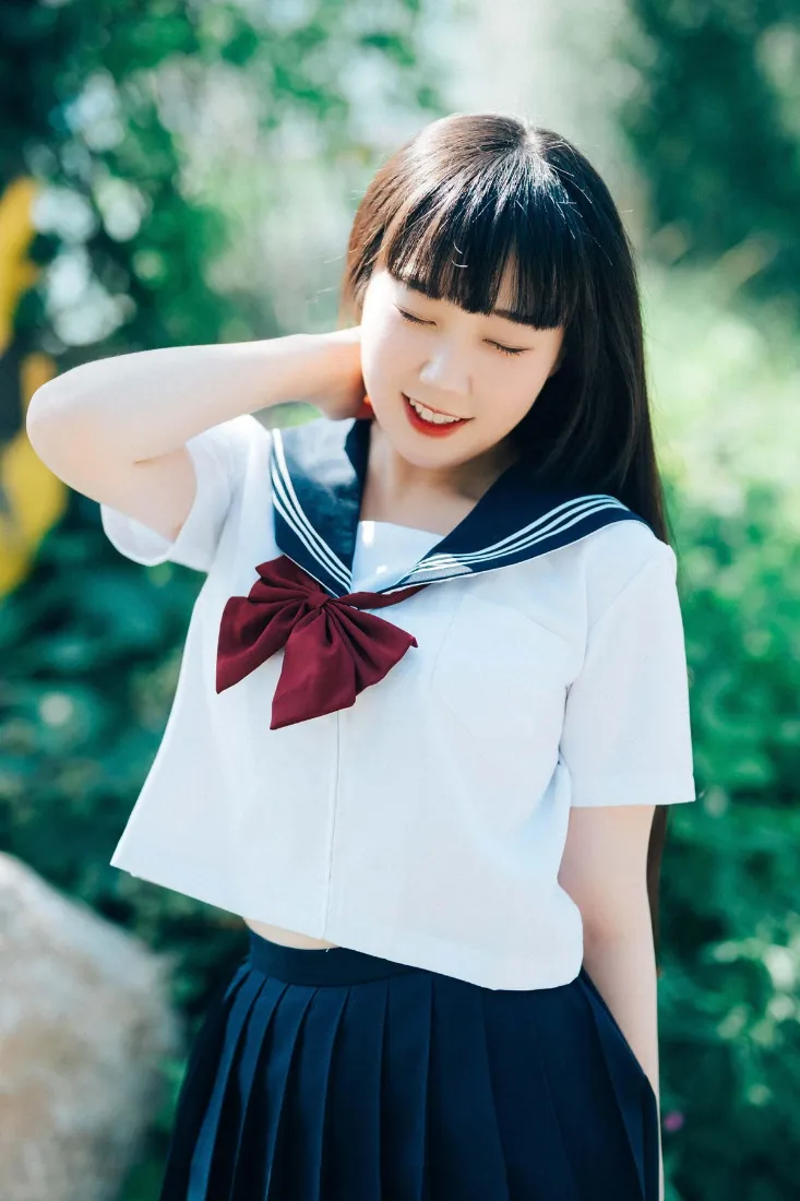 JK制服手机壁纸｜户外背景图片 - 写真绿植女生「哲风壁纸」