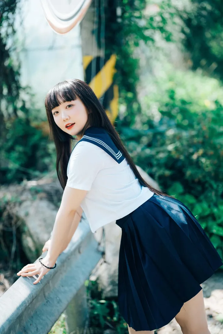 JK制服女生手机壁纸｜户外绿植背景图片 - 清新写真「哲风壁纸」