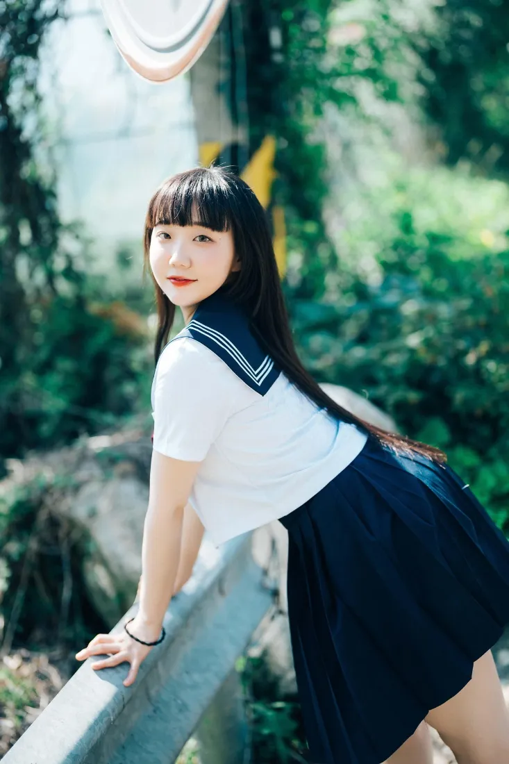水手服女生手机壁纸｜自然绿植背景图片 - 户外写真「哲风壁纸」