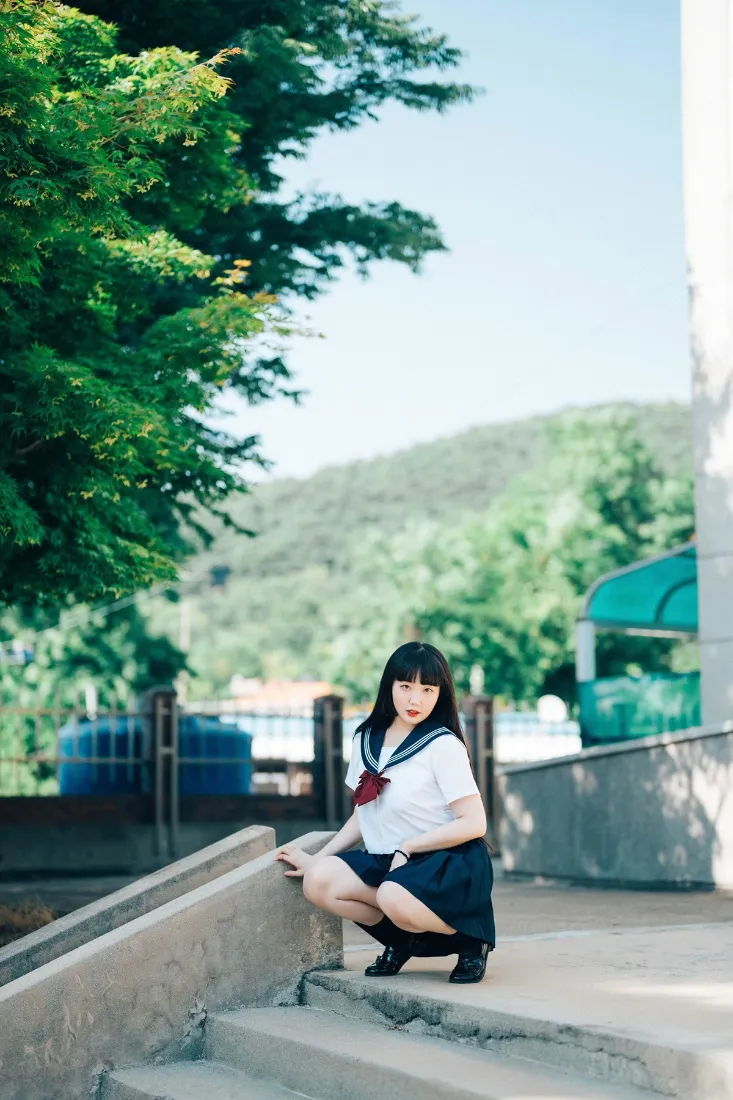 少女水手服手机壁纸｜校园背景图 - 户外清新夏日「哲风壁纸」