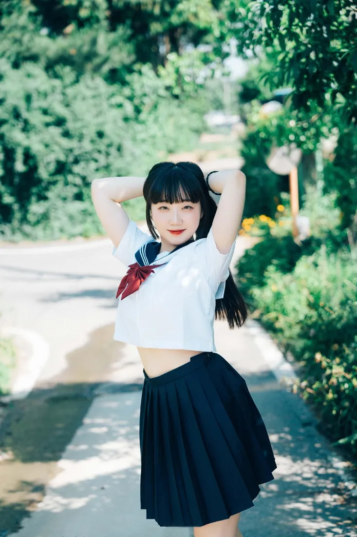 水手服少女手机壁纸｜户外绿植背景图片 - 清新写真「哲风壁纸」