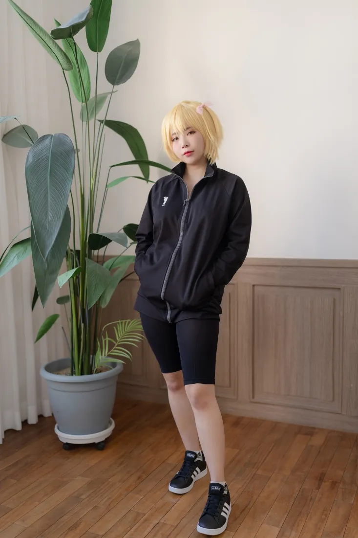金色双马尾手机壁纸｜室内健身背景 - 黑色运动服「哲风壁纸」