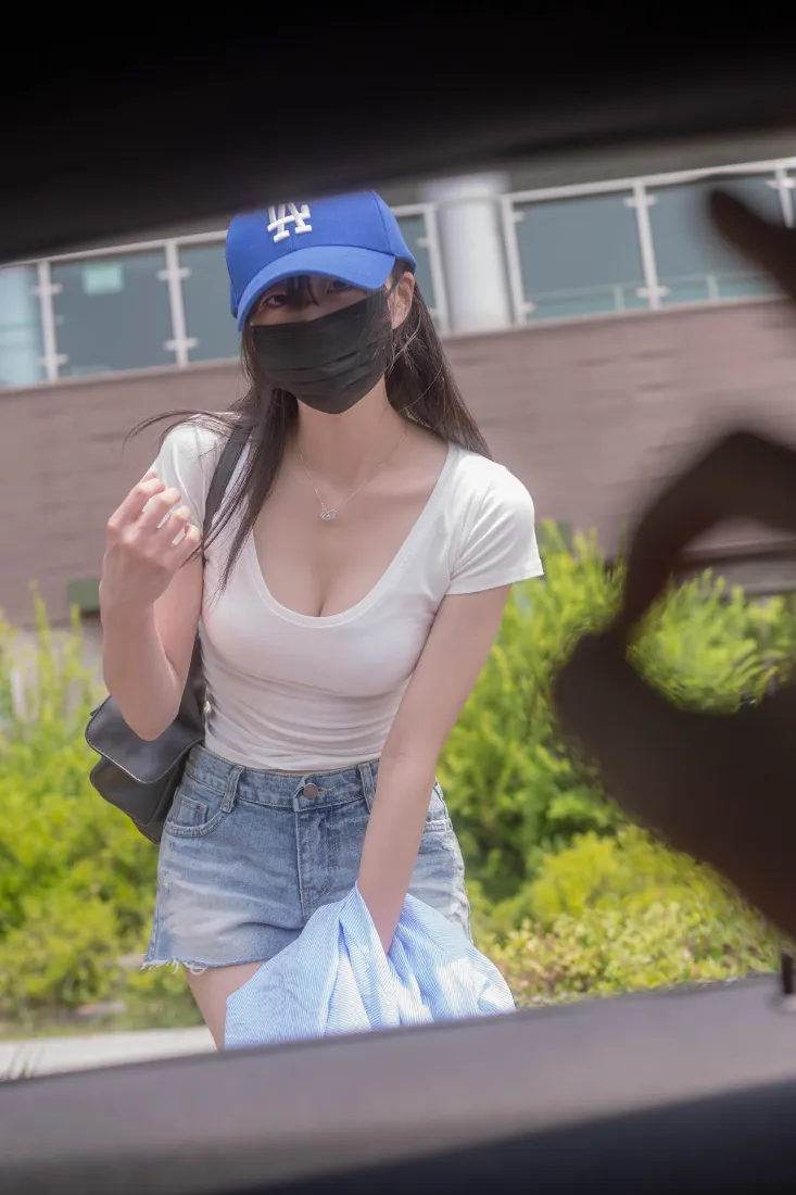 蓝衣女子问路手机壁纸｜户外背景图片 - 夏日穿搭「哲风壁纸」