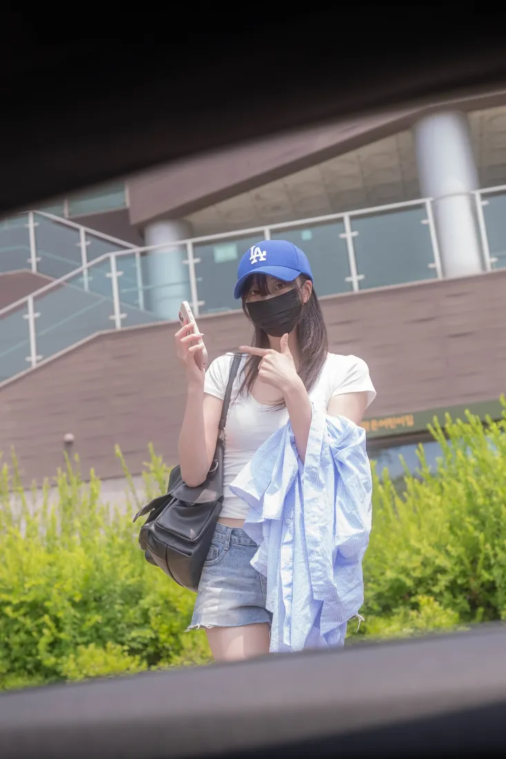 蓝帽女子手机壁纸｜室外背景图片 - 问路绿植建筑「哲风壁纸」