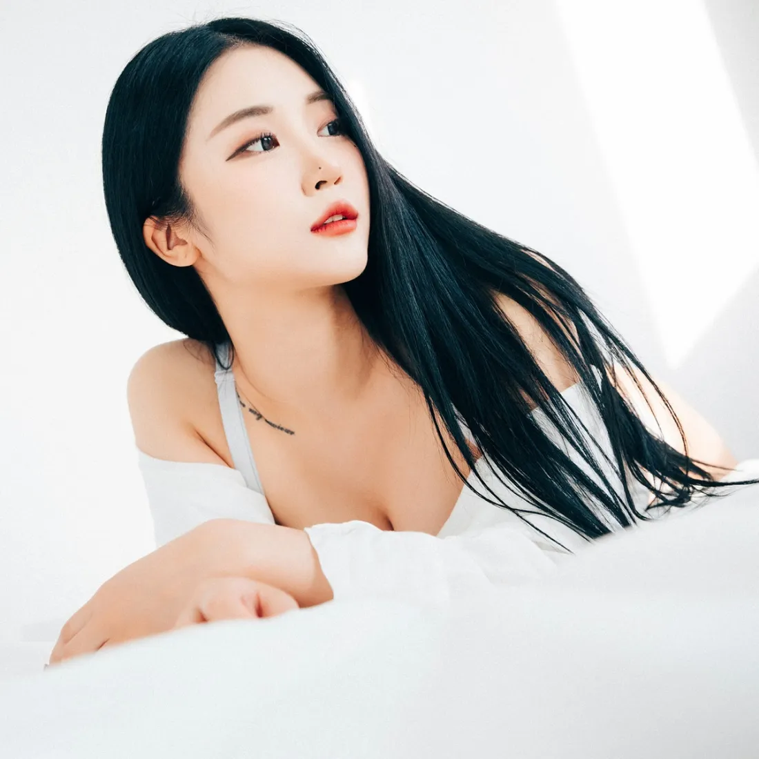 韩国美女手机壁纸｜白色背景图片 - 写真「哲风壁纸」