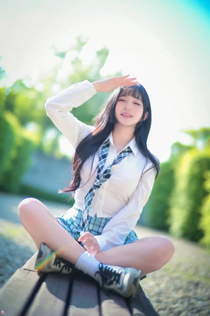 长发女生手机壁纸｜户外背景图片 - 阳光绿植「哲风壁纸」