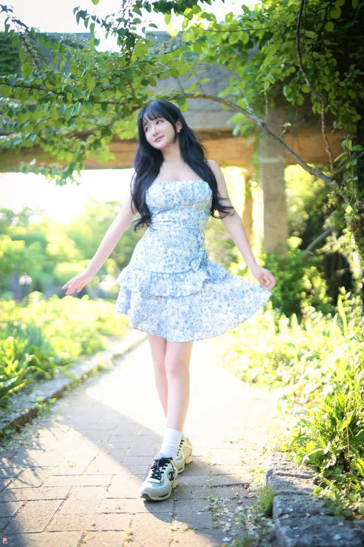 蓝白裙美女手机壁纸｜户外背景图片 - 阳光绿植「哲风壁纸」
