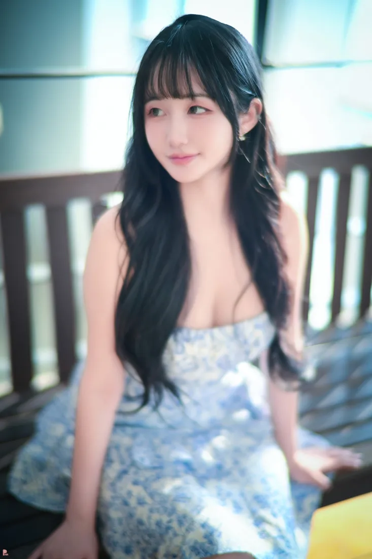 青花瓷裙美女手机壁纸｜室内背景 - 长发「哲风壁纸」
