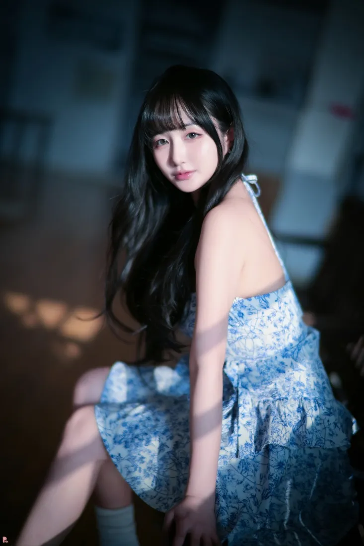 青花瓷裙美女手机壁纸｜室内背景图片 - 柔和光线「哲风壁纸」