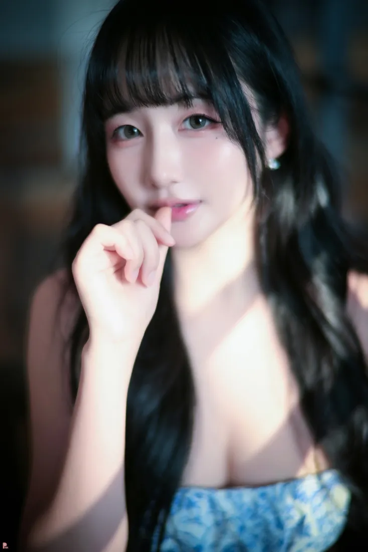长发美女手机壁纸｜室内背景图片 - 蓝花服饰「哲风壁纸」