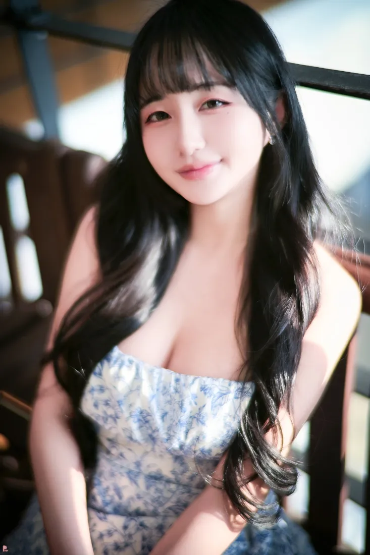 碎花裙美女手机壁纸｜室内背景图片 - 阳光青花瓷「哲风壁纸」