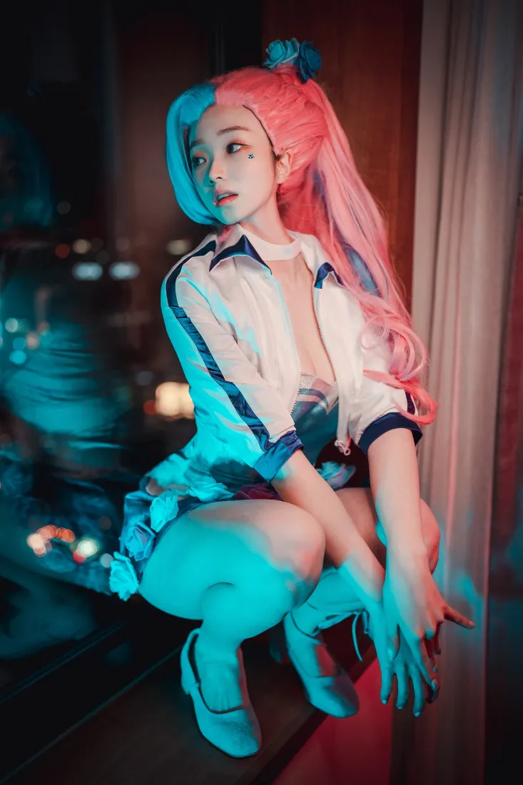 粉色头发动漫人物手机壁纸｜夜景背景图 - 窗边制服「哲风壁纸」