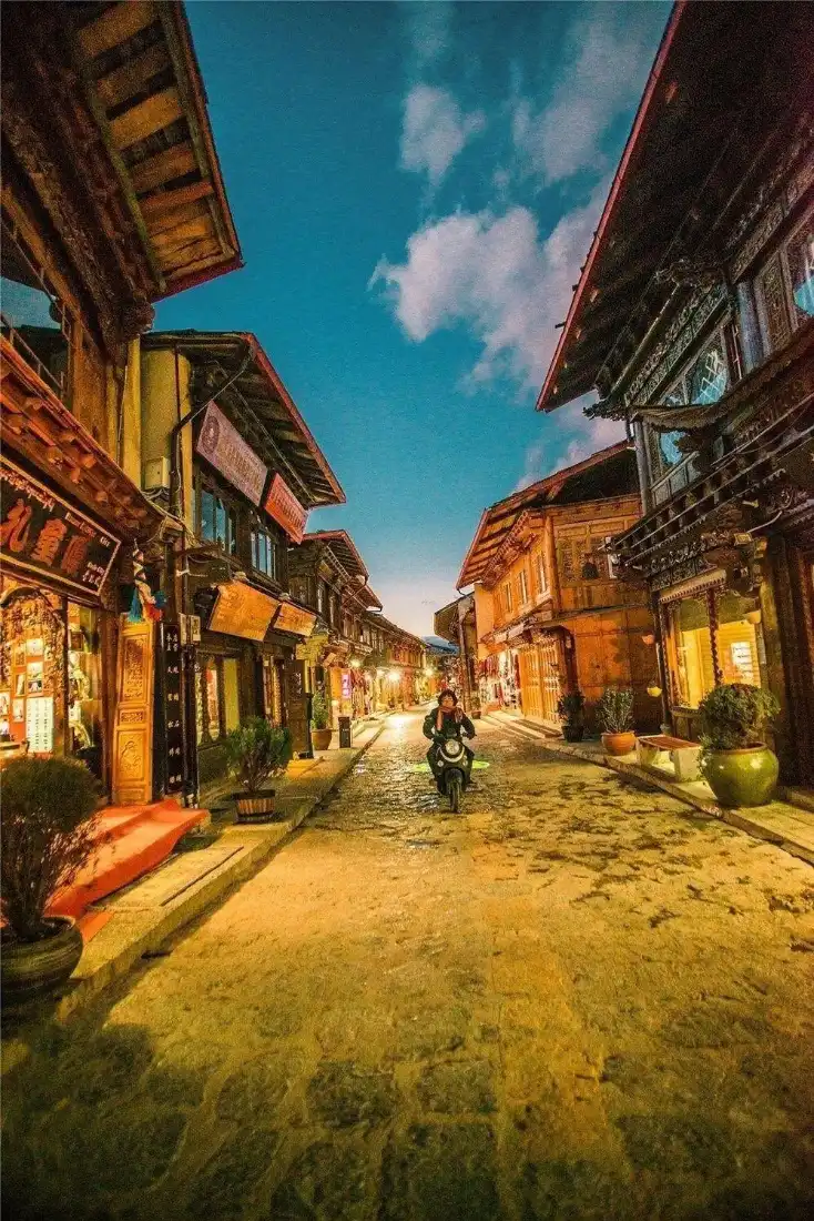 古街夜景手机壁纸｜石板路街道背景 - 传统建筑蓝天云朵「哲风壁纸」