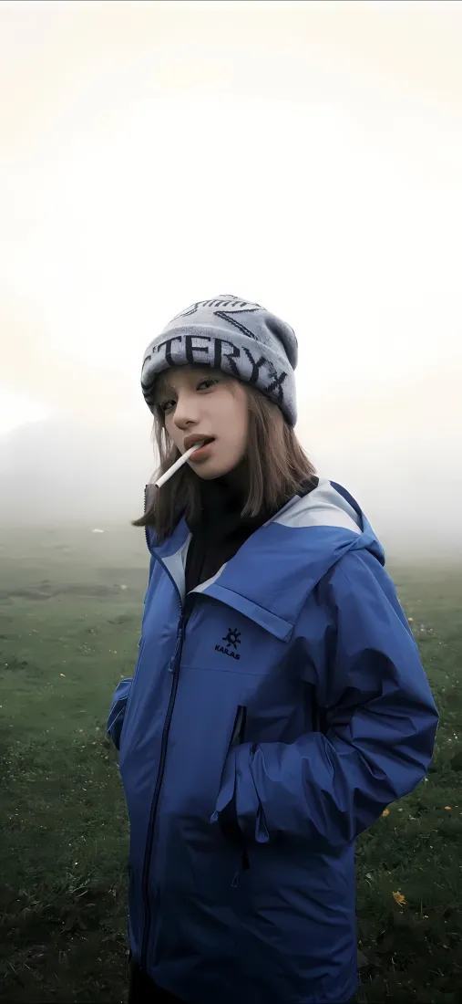 蓝衣美女手机壁纸｜雾景草地 - 针织帽冲锋衣户外「哲风壁纸」