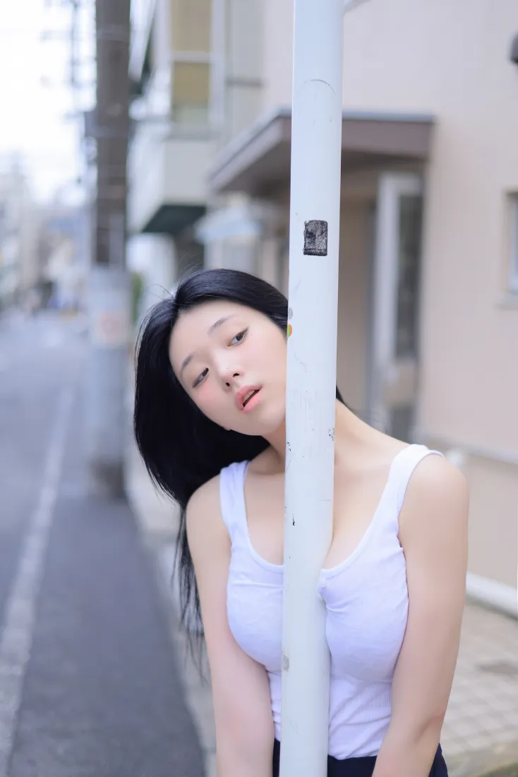 白衣女子户外写真手机壁纸｜街道背景图片 - 电线杆「哲风壁纸」