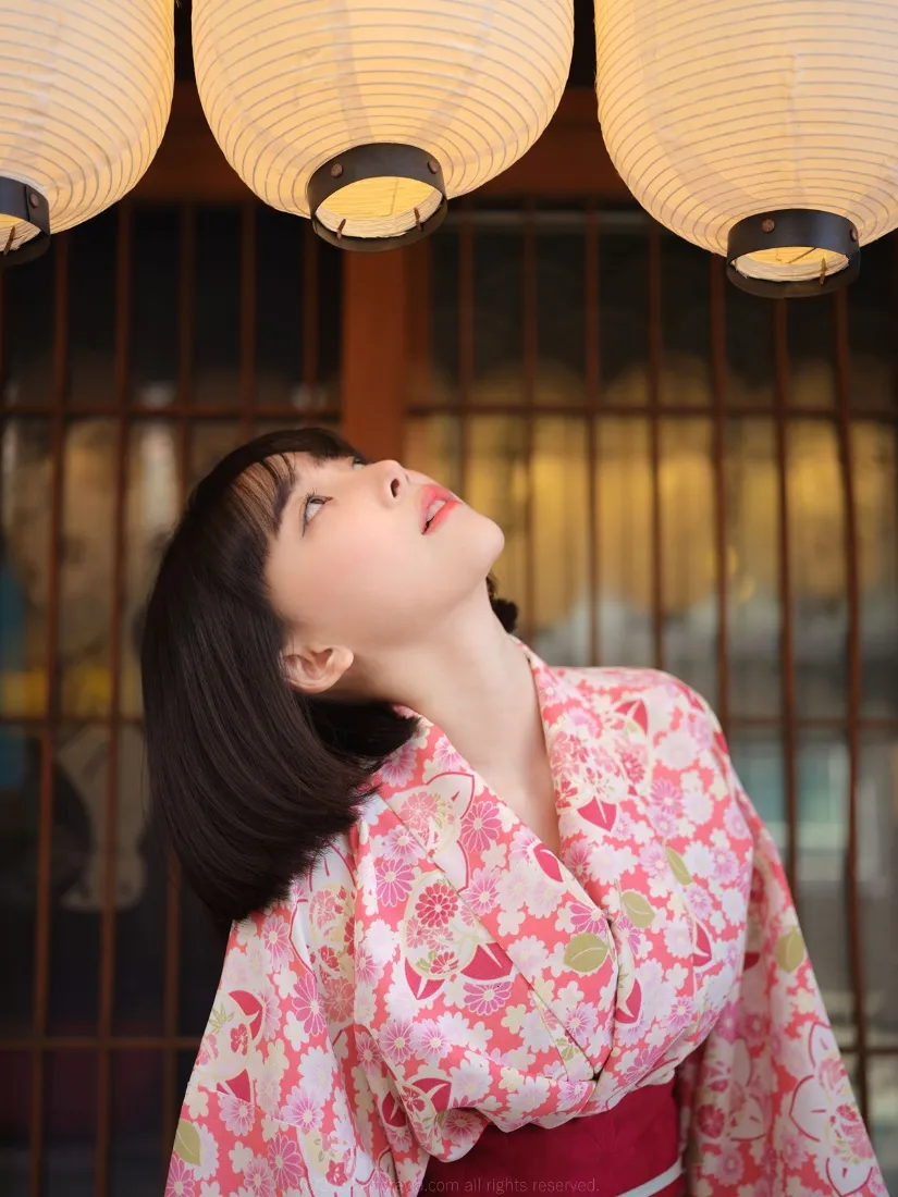 和服美女手机壁纸｜日式灯笼背景图片 - 粉色花饰和服「哲风壁纸」