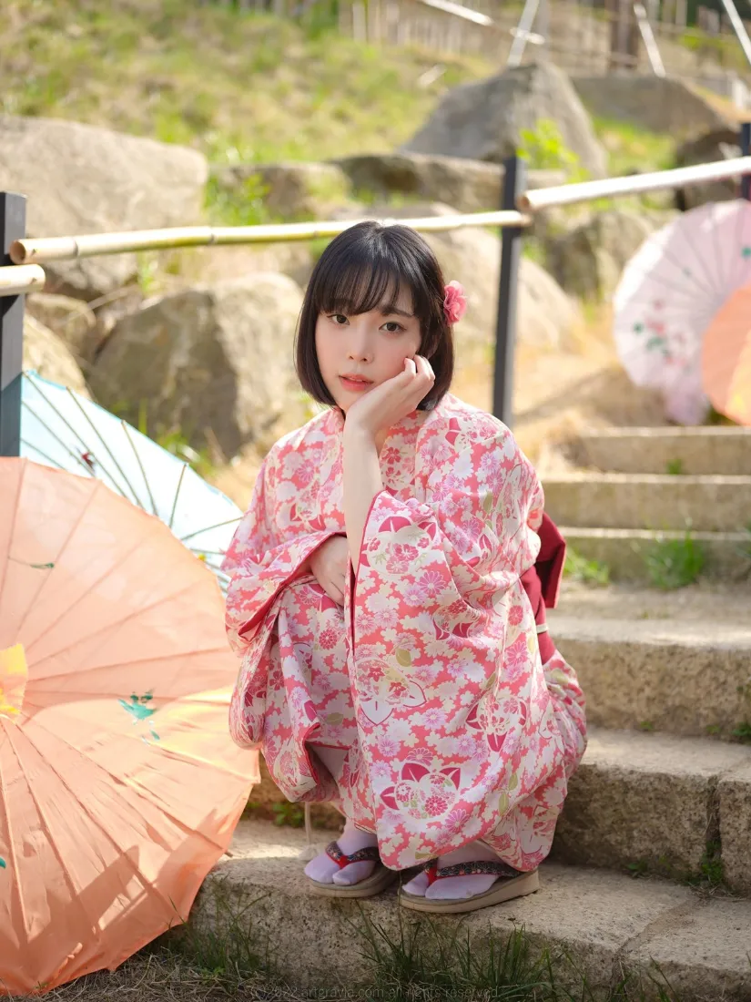 短发女孩和服手机壁纸｜日式背景图 - 粉色碎花纸伞「哲风壁纸」