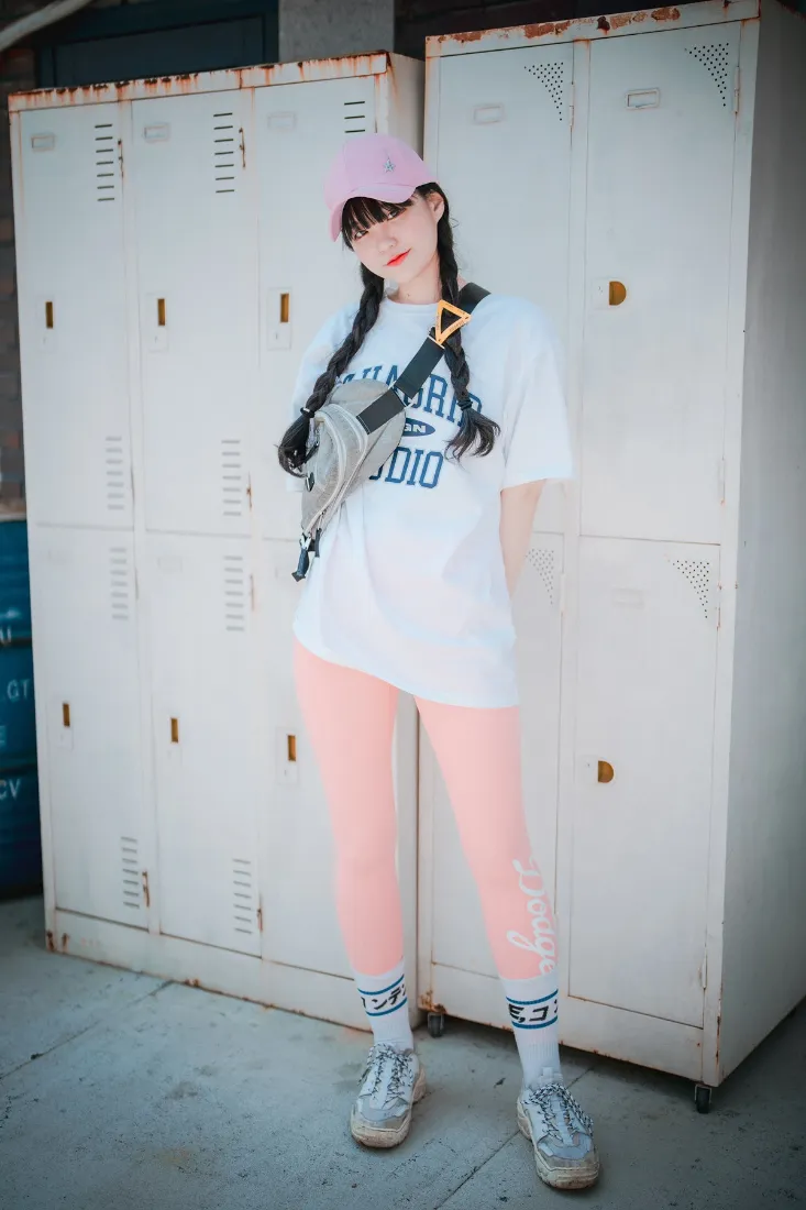 双马尾女生户外写真手机壁纸｜储物柜背景 - 时尚穿搭「哲风壁纸」