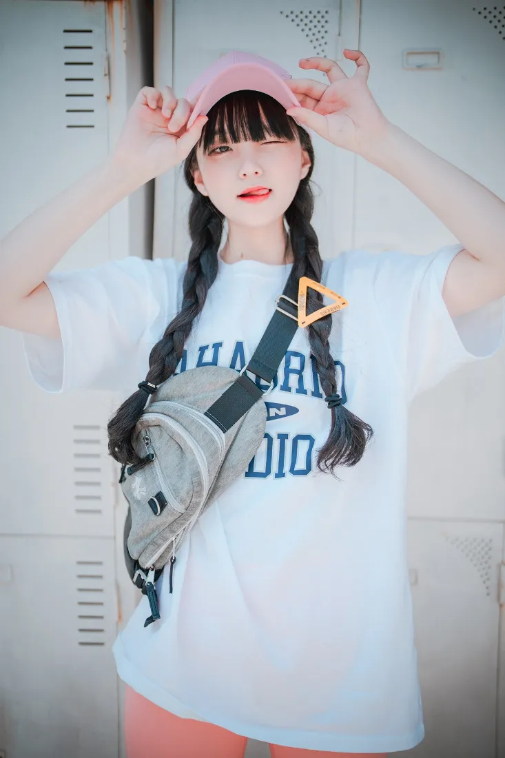女孩户外写真手机壁纸｜粉色帽子背景图 - 青春活力「哲风壁纸」