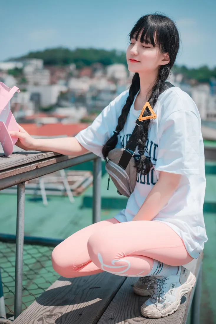 （女生户外写真手机壁纸｜天台背景图片 - 粉色裤双马尾）「哲风壁纸」