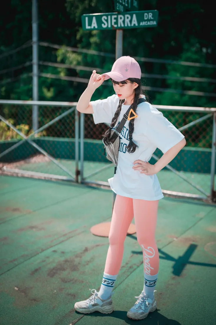 女孩户外球场写真手机壁纸｜绿色球场背景图片 - 青春活力「哲风壁纸」