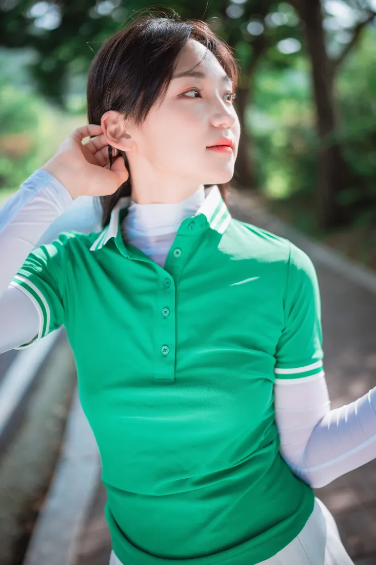 （绿色衣服女性手机壁纸｜户外背景图片 - 自然风景）「哲风壁纸」