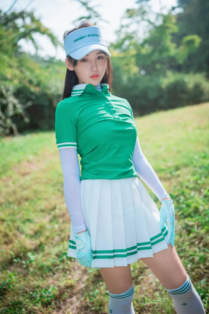 cosplay绿色衣服手机壁纸｜户外背景图片 - 草地「哲风壁纸」